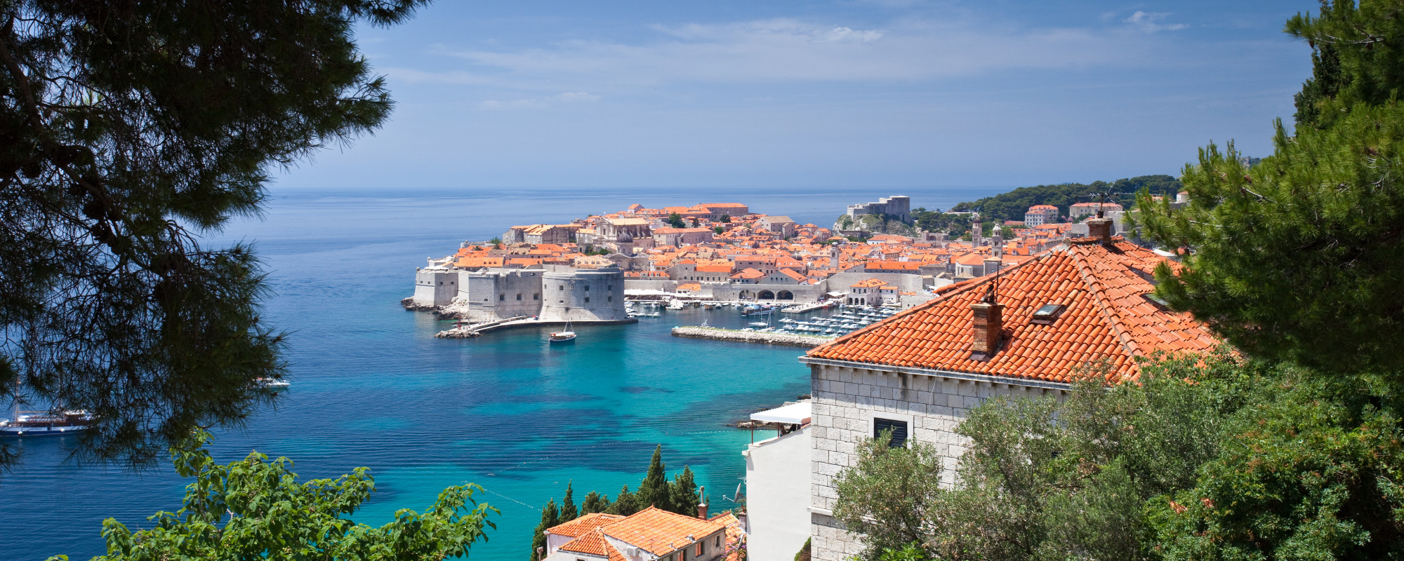 Panoramablick auf Dubrovnik mit blauem meer und rustikaler Stadt in Kroatien