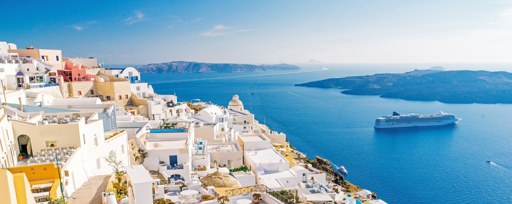 Griechenland - Blick auf Häuser und Meer