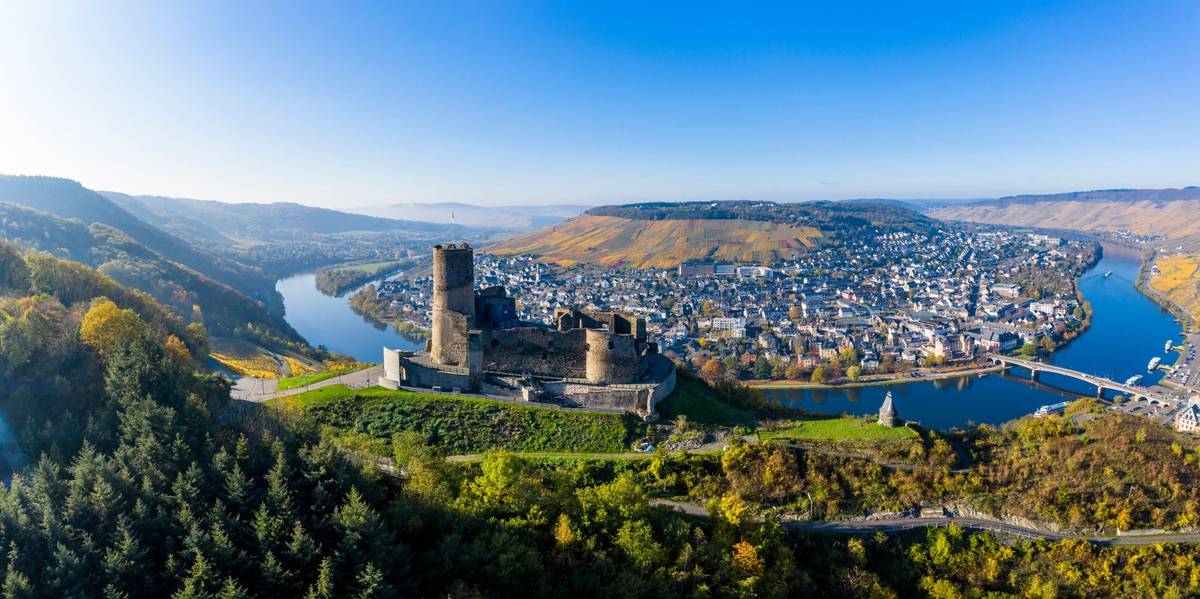 Panoramablick auf Flusskurve mit Weinbergen an Hängen unterb blauem Himmel