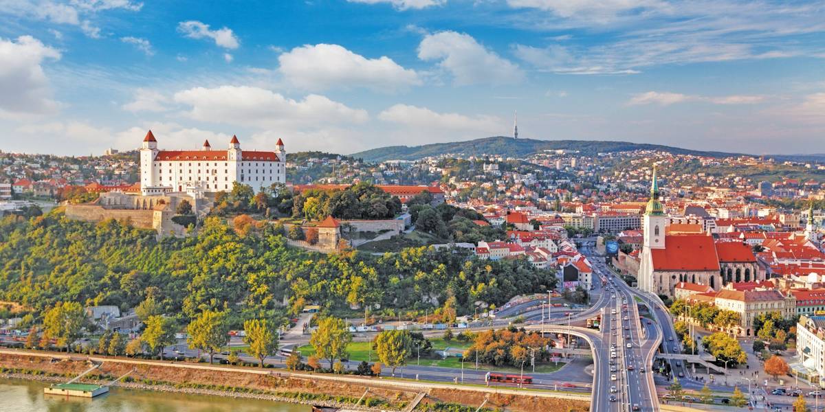 Weiter Panoramablick auf Stadt am Tag