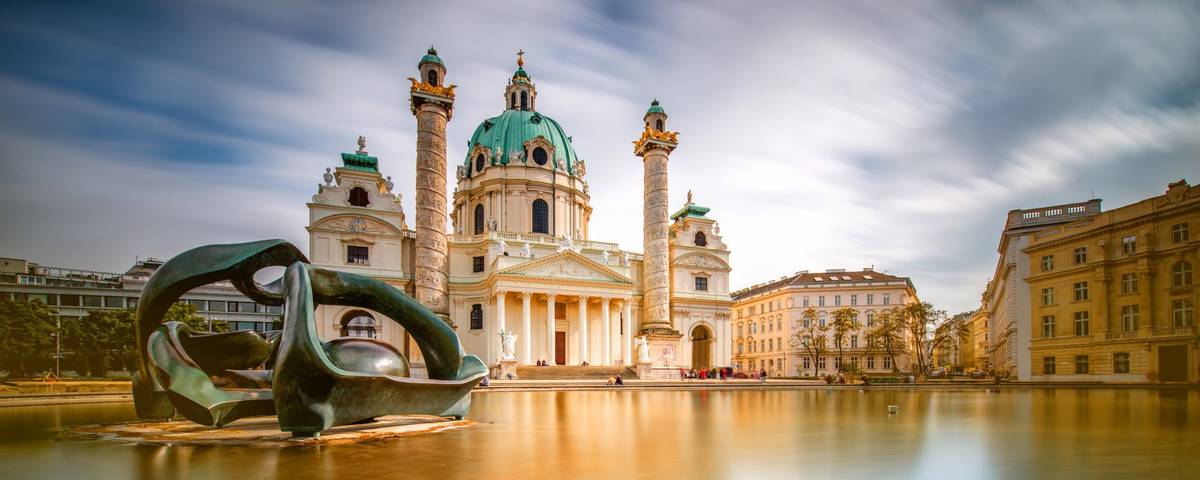 Frontalansicht auf ein großes monumentales Gebäude