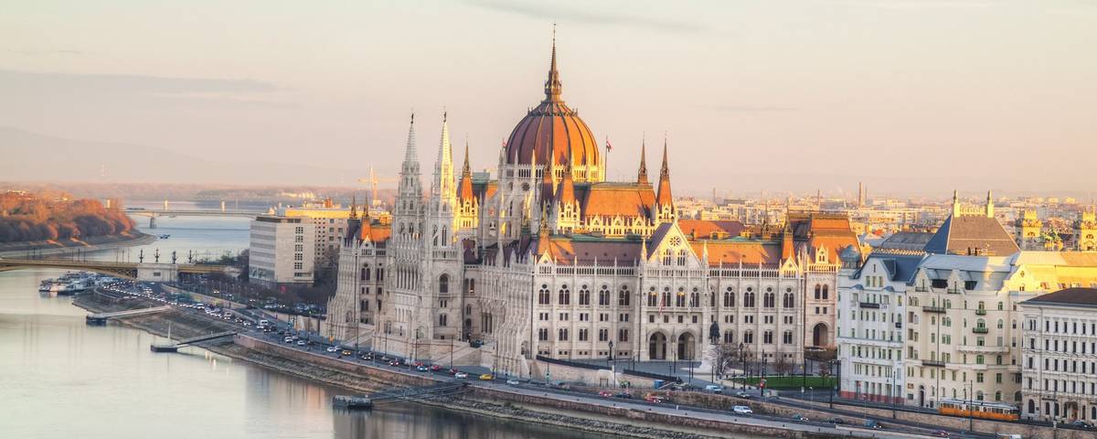 Historischer Dom bei Sonnenuntergang in Wassernähe