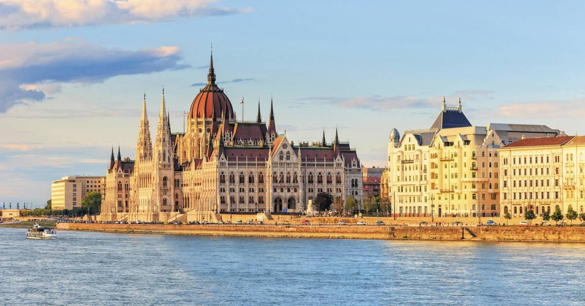 Blick auf großen Dom am Wasser