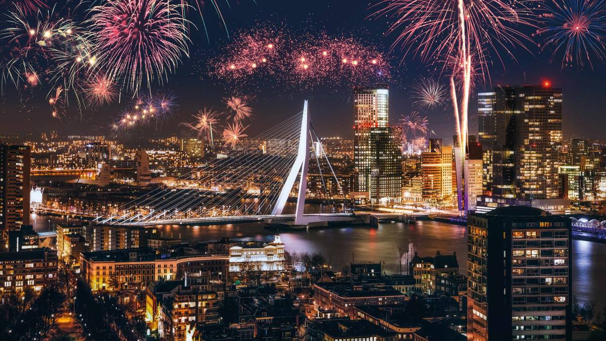 Rotterdam bei Nacht mit Brücke und buntem Feuerwerk