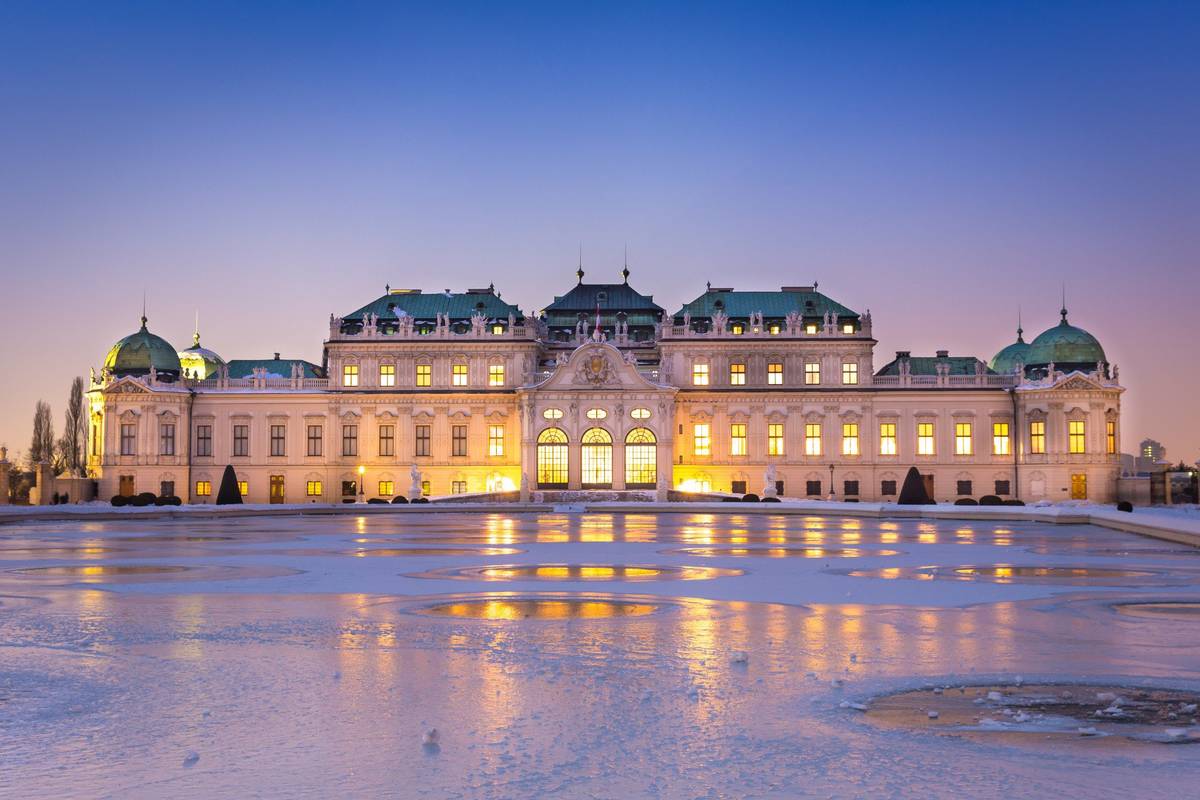 Blick auf gefrorene Wasseranlage und imposantem historischem Gebäude