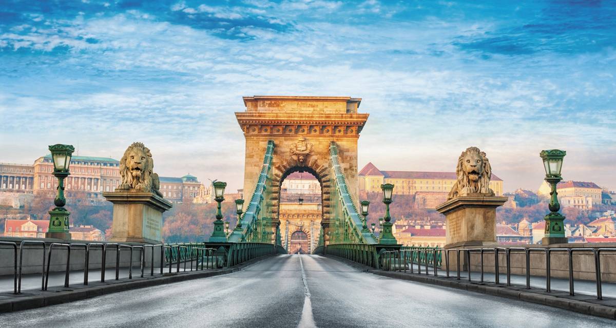Frontalansicht auf Brücke mit steinernen Löwen am Tag