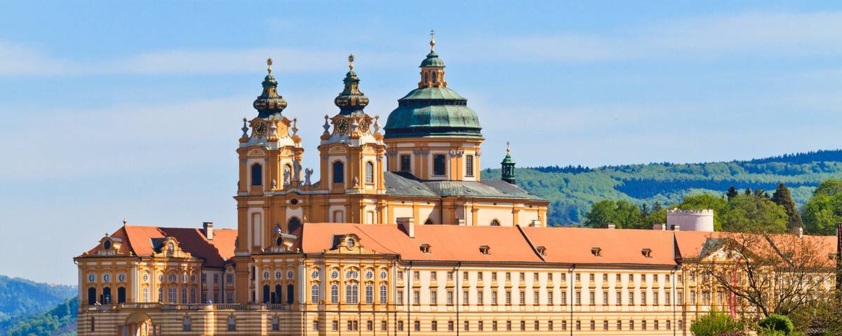 Seitenansicht eines großen historischen Gebäudes