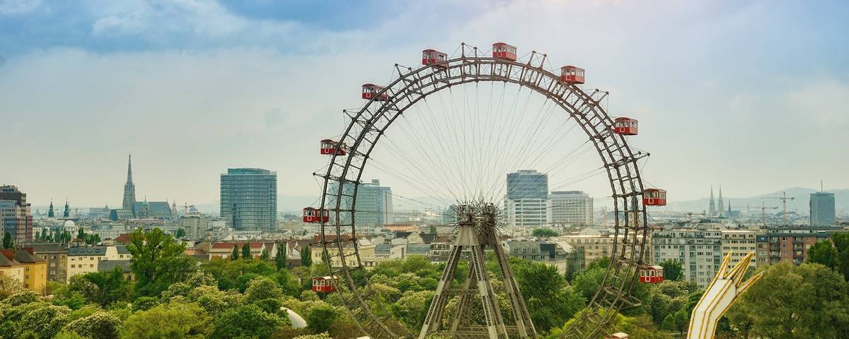 Panoramablick auf ein Riesenrad