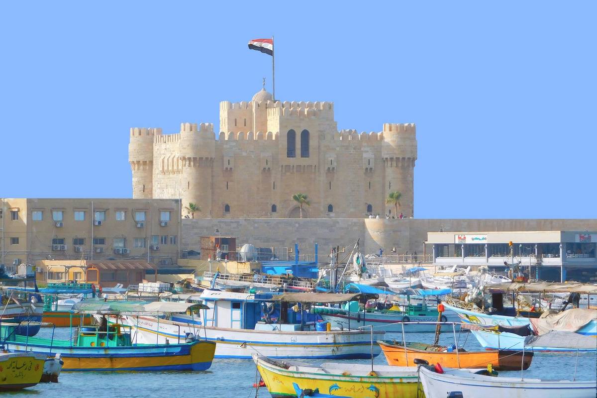 Ausblick auf die Burg in Alexandria mit blauem Himmel und Schiffen