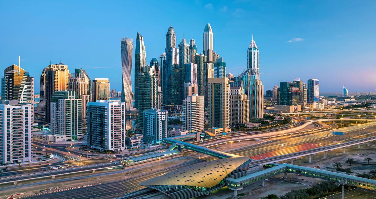 Skyline in Dubai mit futuristischen modernen Gebäuden