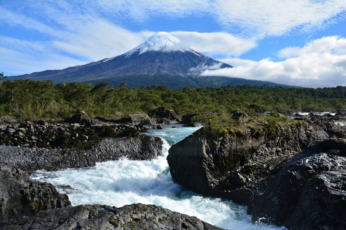 Panoramablick auf die Saltos de Petrohue Wasserfälle mit majestätischem Berg im Hintergrund