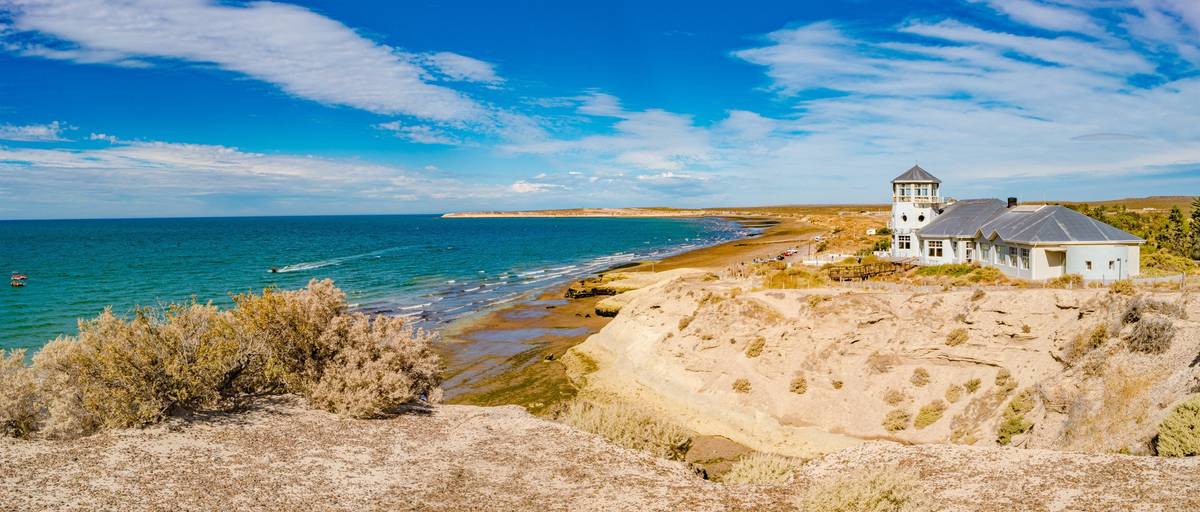 Meerküste und Dünen mit Strandgebäude am Tag