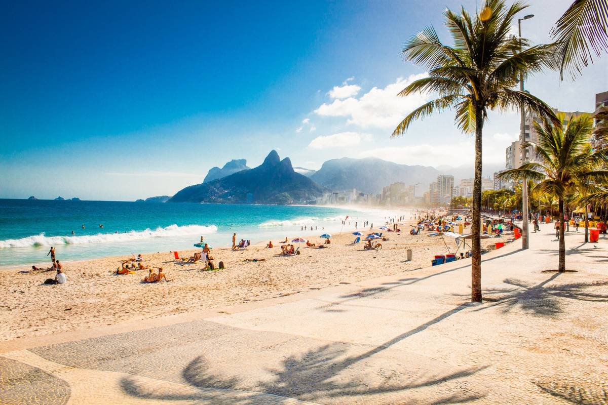 Malerischer Strand in Rio de Janeiro unter strahlend blauem Himmel