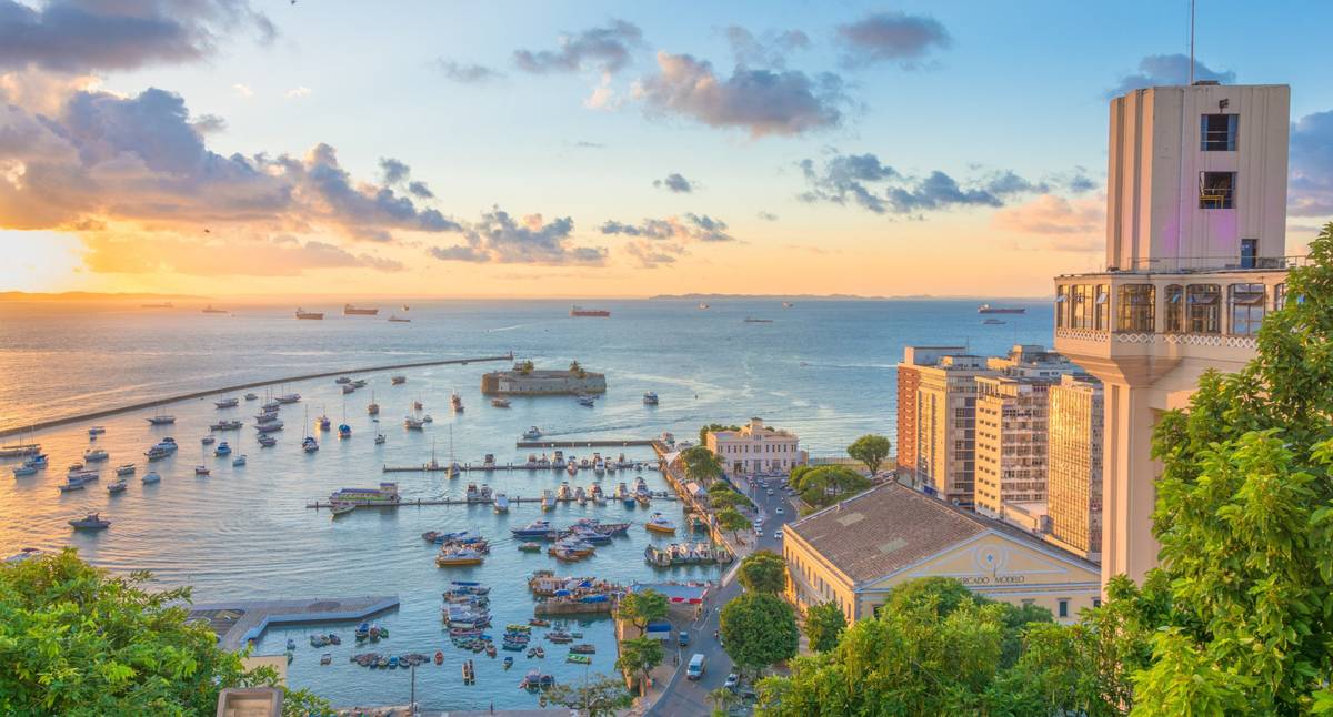 Skyview des Hafens in Salvador bei Sonnenaufgang mit vielen Schiffen