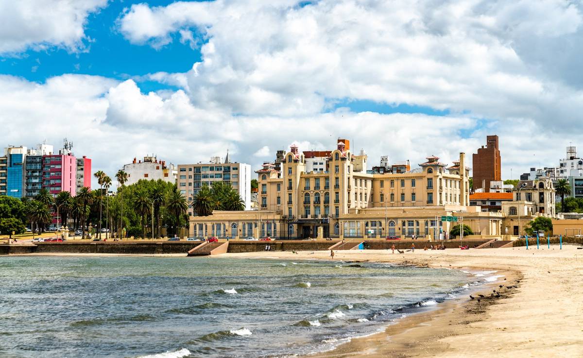 Skyline mit modernen Gebäuden hinter einer Strandkurve in Uruguay am Tag