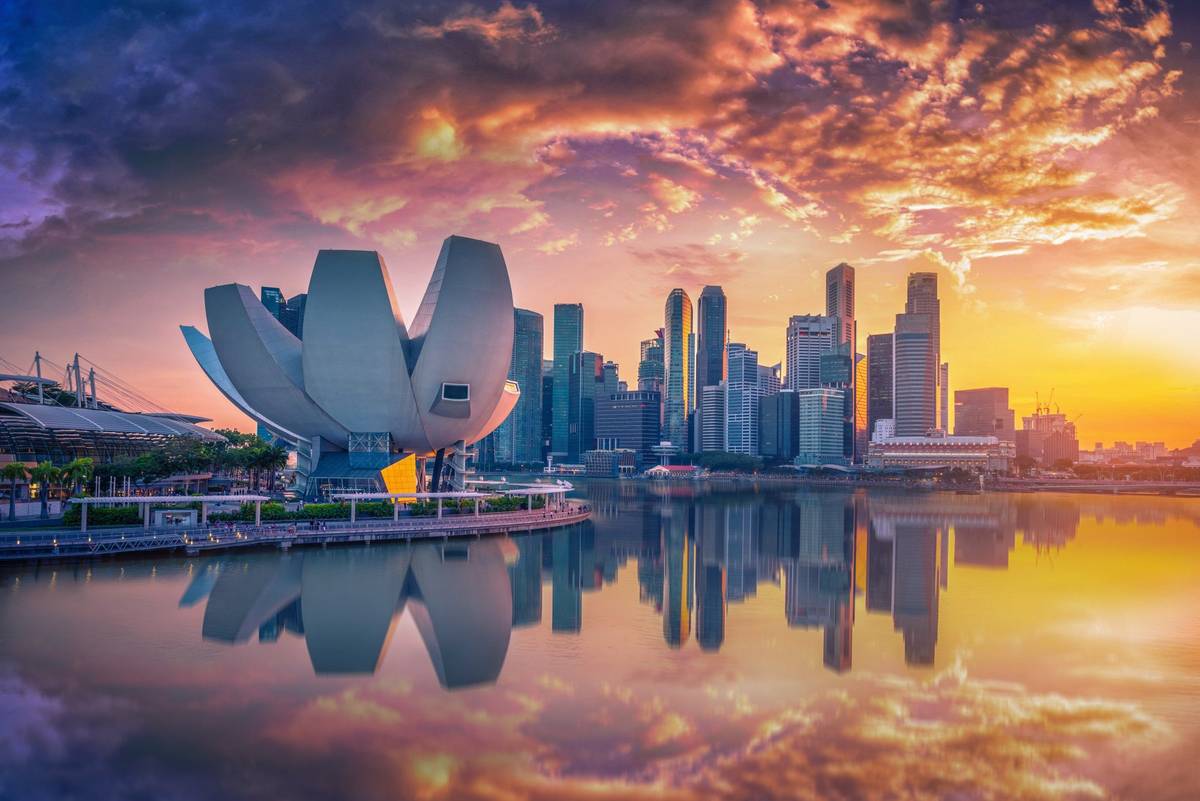 Panoramablick auf futuristische Gebäude in Singapur bei Sonnenuntergang