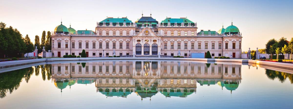 Frontalansicht des historischen Schlosses Belvedere im österreichischen Wien mit Wasser und Spiegelung