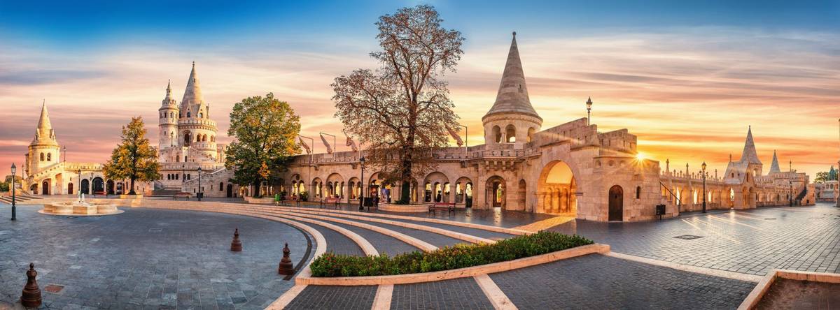Historischer Platz mit altem Gemäuer bei Sonnenuntergang