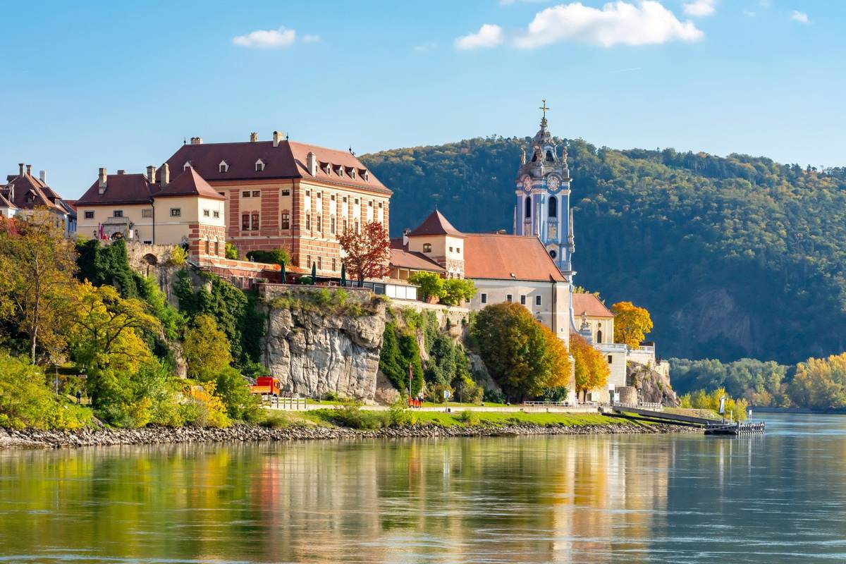 Panoramablick auf Stadt am Wasser mit historischen Gebäuden