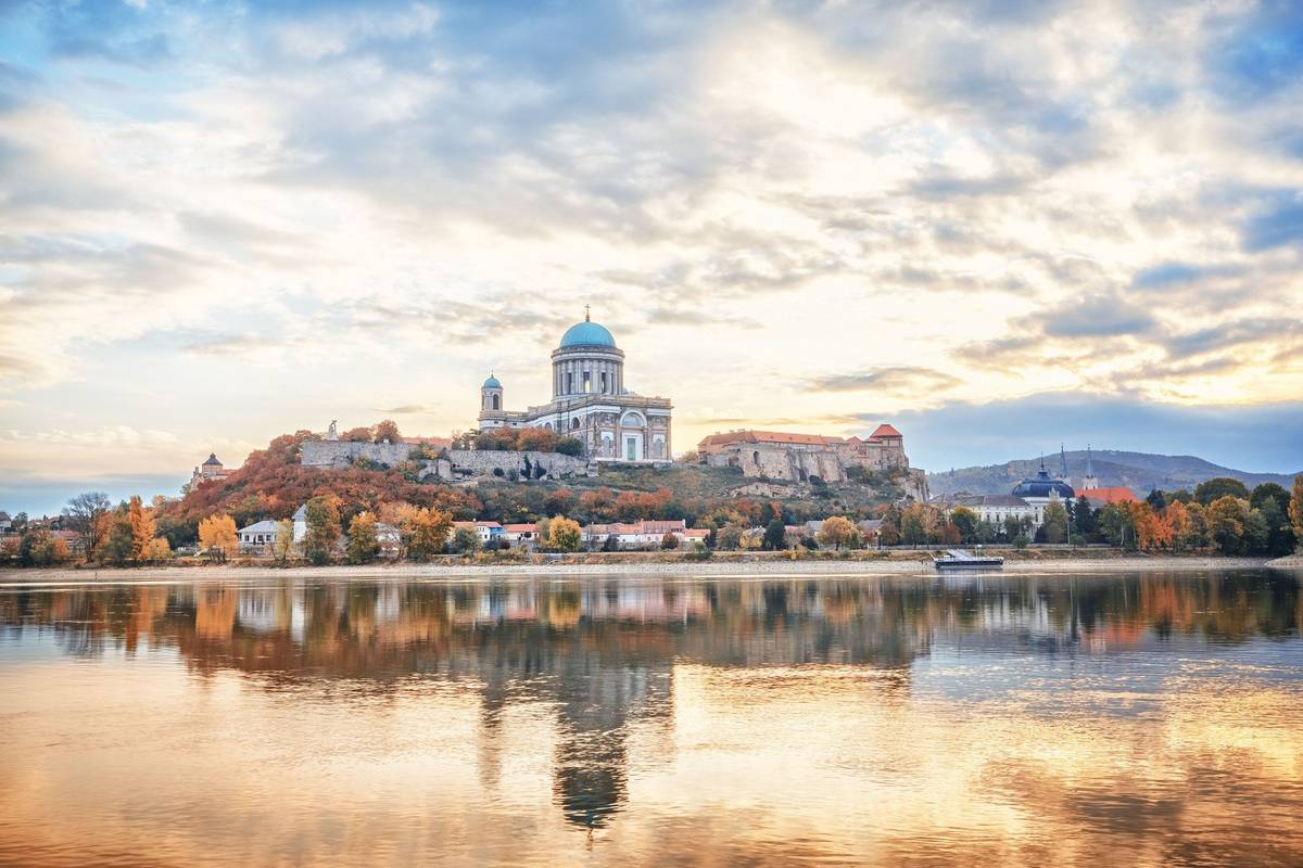 Blick auf Stadt am Wasser bei Sonnenuntergang