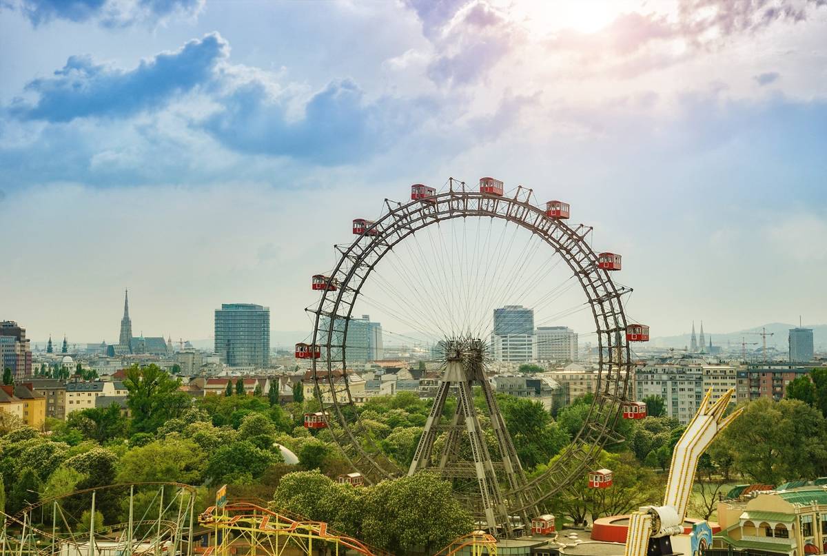 Panoramablick auf Riesenrad und Stadt in der Ferne