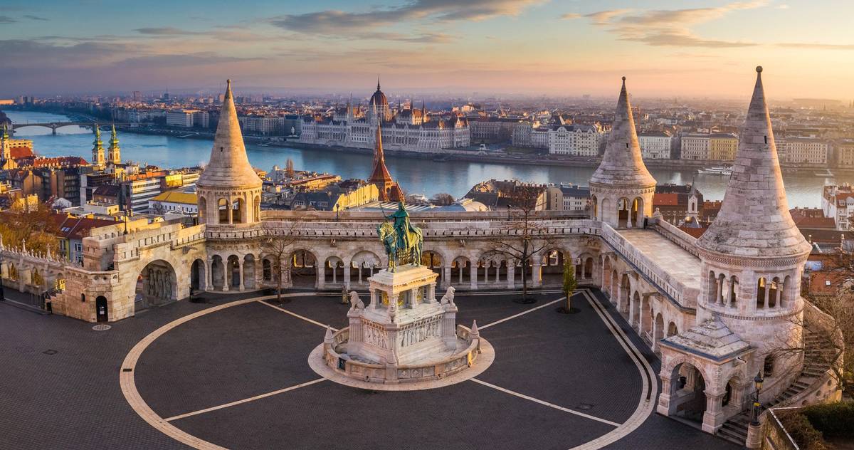 Vogelperspektive auf historischen Stadtplatz in Budapest