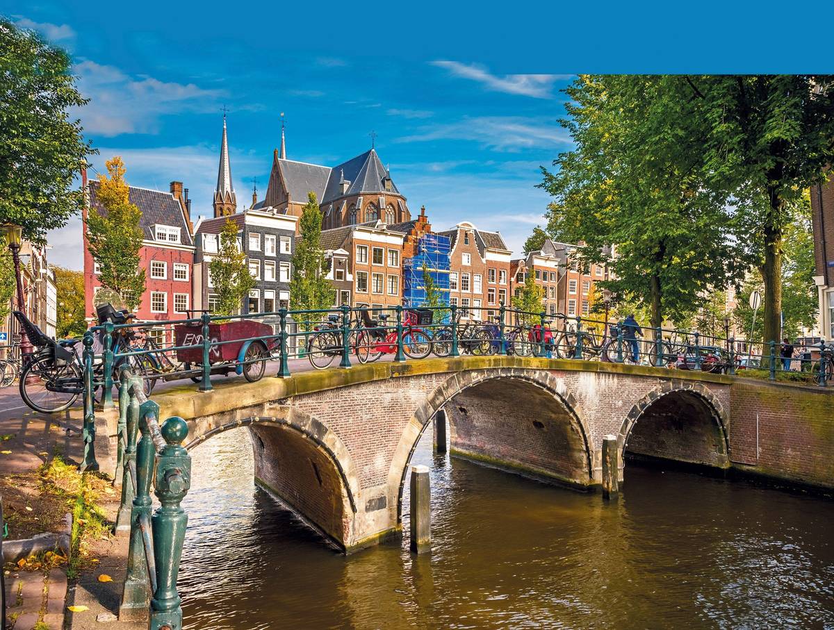 Blick auf eine Brücke über einem Wasserkanal mit Blick auf niederländische Gebäude