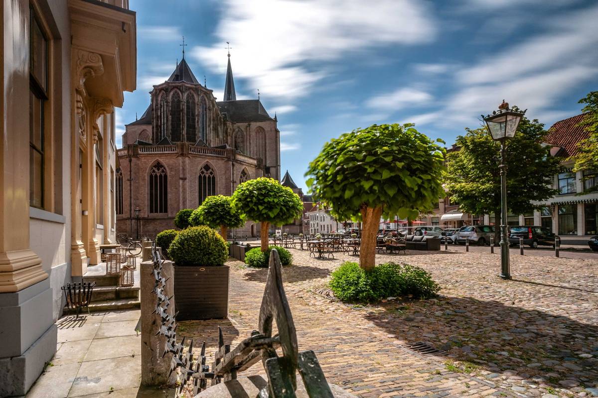 Blick auf Platz mit historischen Gebäuden