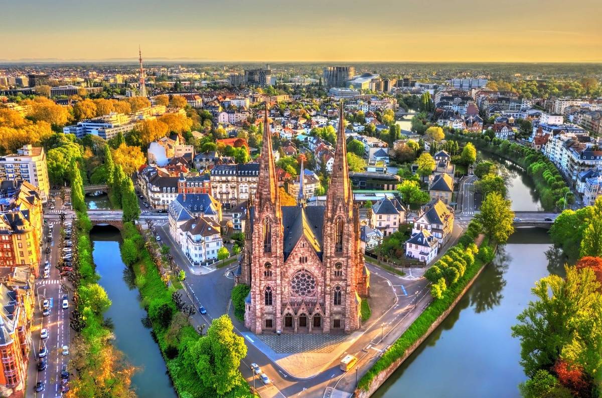 Skyview auf die Stadt Straßburg mit imposanter Kirche im Mittelpunkt