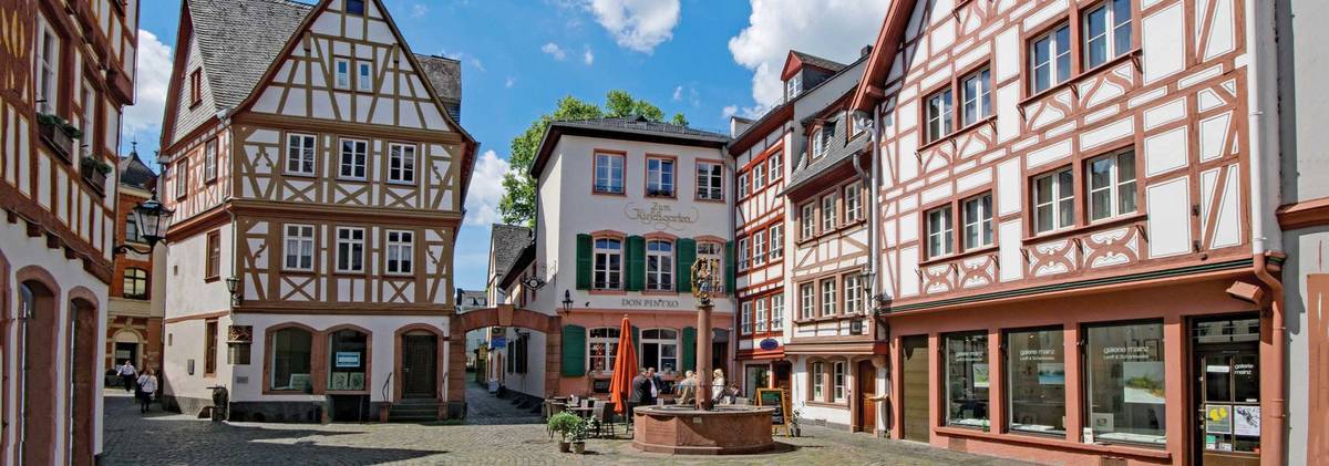 Historische Fachwerkhäuser an Stadtplatz mit Brunnen bei Tag