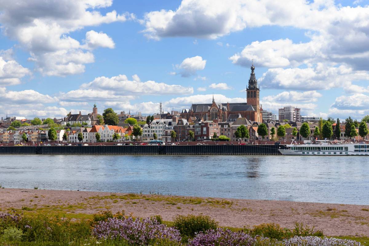 Die Skyline Nijmegens in den Niederlanden, fotografiert bei Tag von der Spiegelwaal aus