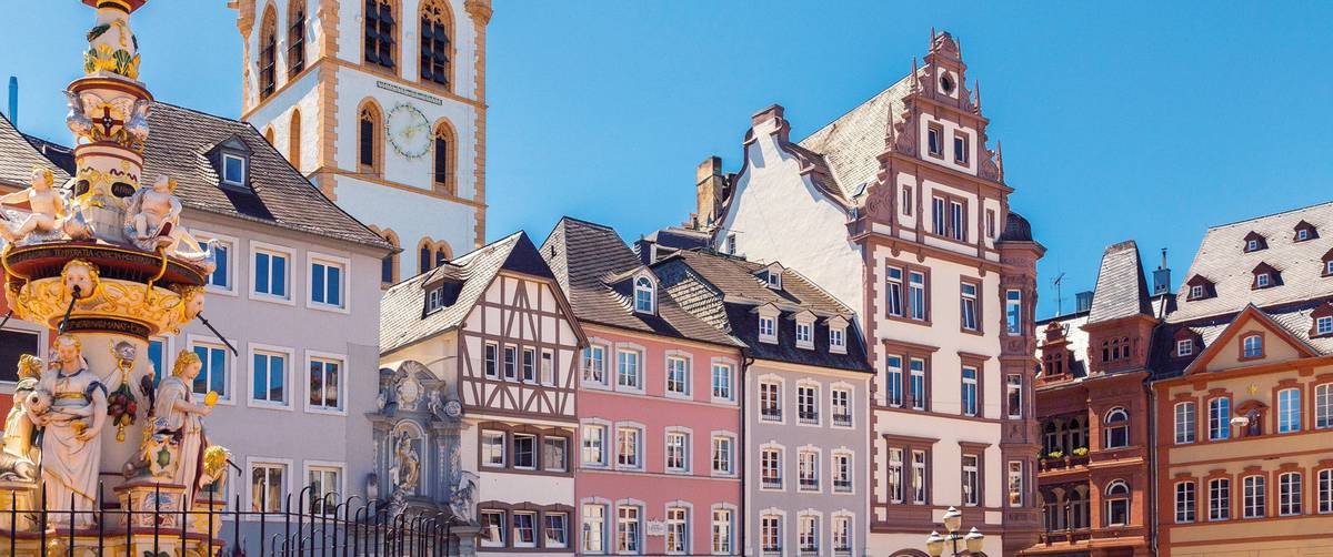 Historische Gebäude und Fachwerkhäuser bei Tag