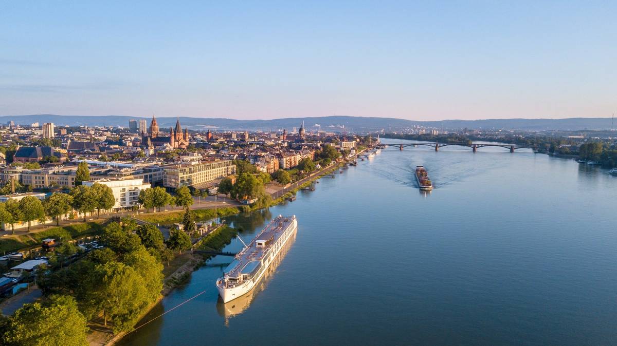 Die Stadt Mainz als Drohnenaufnahme mit Rhein und klarem Himmel