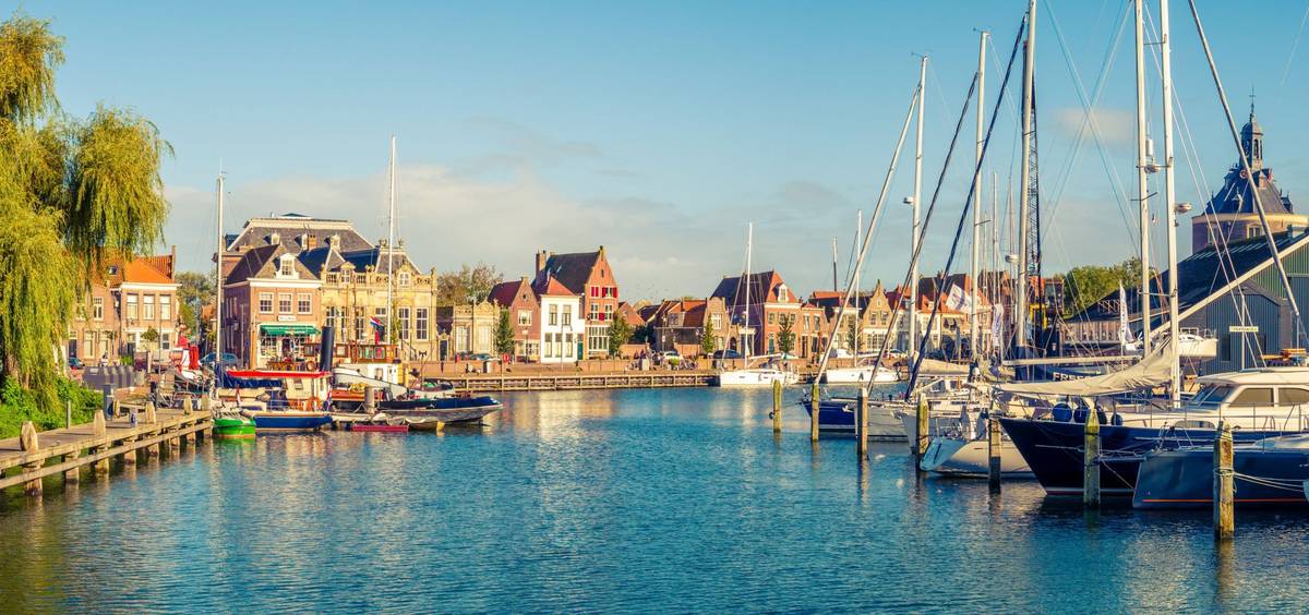 Blick auf den Hafen in der niederländischen Stadt Enkhuizen
