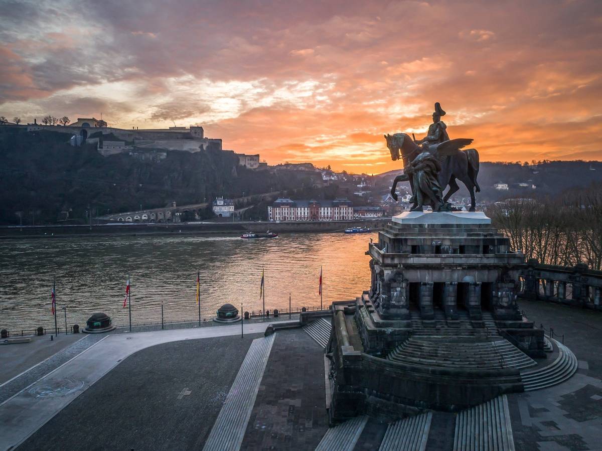 Denkmal in Koblenz bei Sonnenuntergang