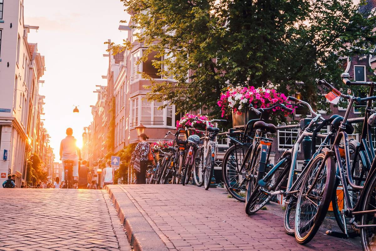 Sonnenuntergang, Fahrräder an Straßenseite