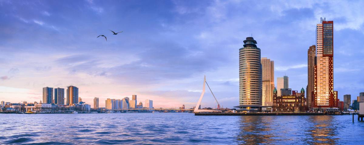 Skyline mit futuristischen Gebäuden hinter Wasser