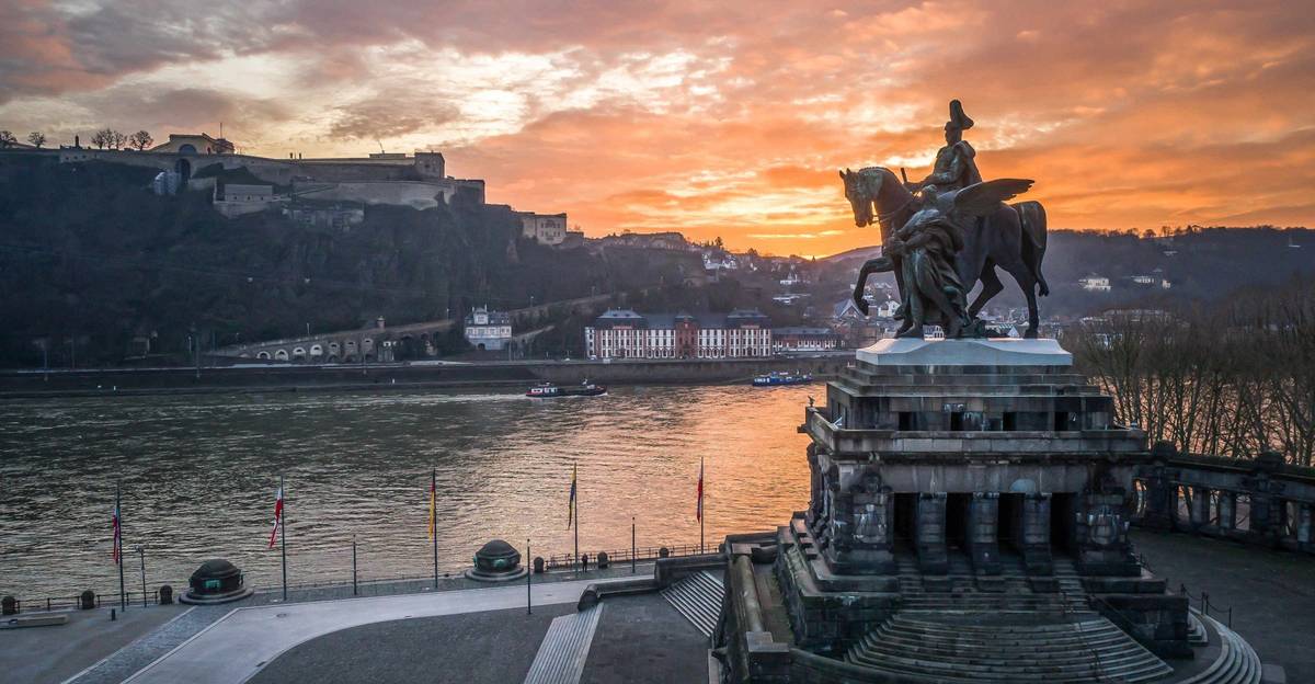 Panoramablick bei Sonnenuntergang auf den Rhein mit Blick auf das Denkmal in Koblenz
