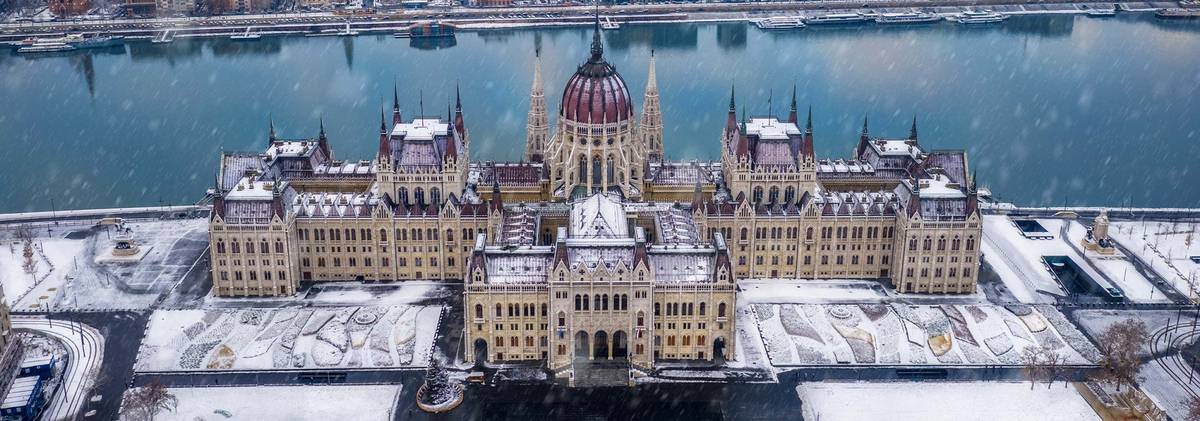 Das schneebedeckte Parlamentsgebäude in Budapest im Winter