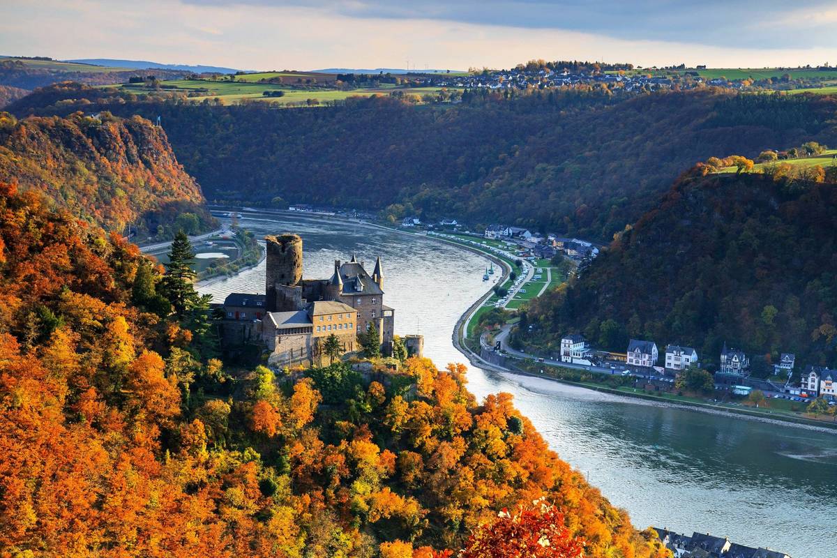 Panoramablick auf das Mittelrheintal im Herbst