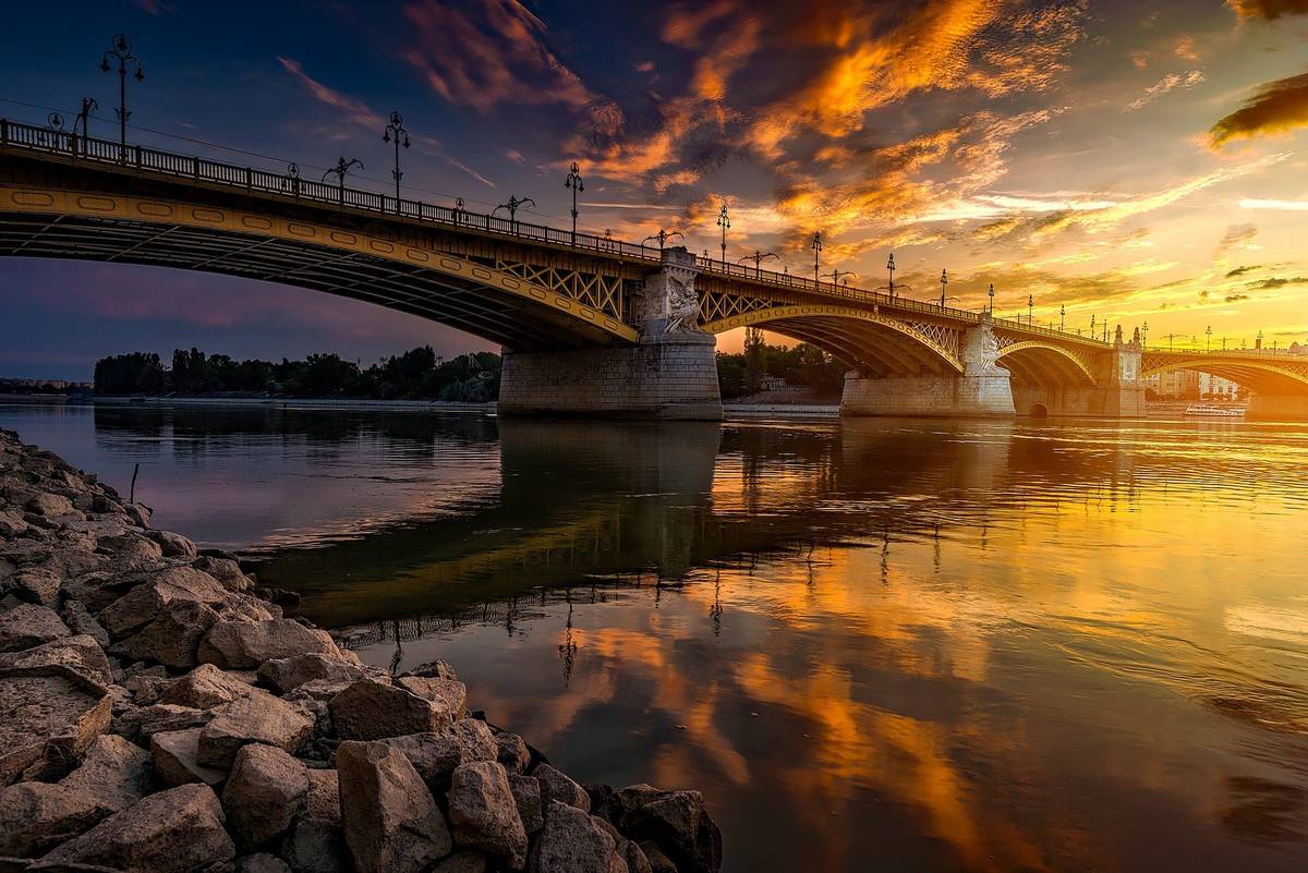 Panoramafoto einer majestätischen Brücke bei Sonnenuntergang