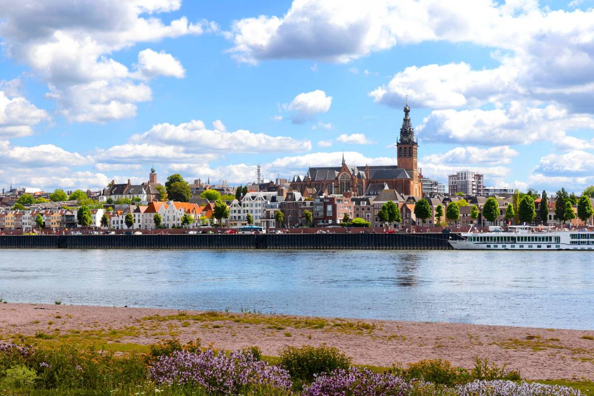 Die Skyline Nijmegens in den Niederlanden, fotografiert bei Tag von der Spiegelwaal aus