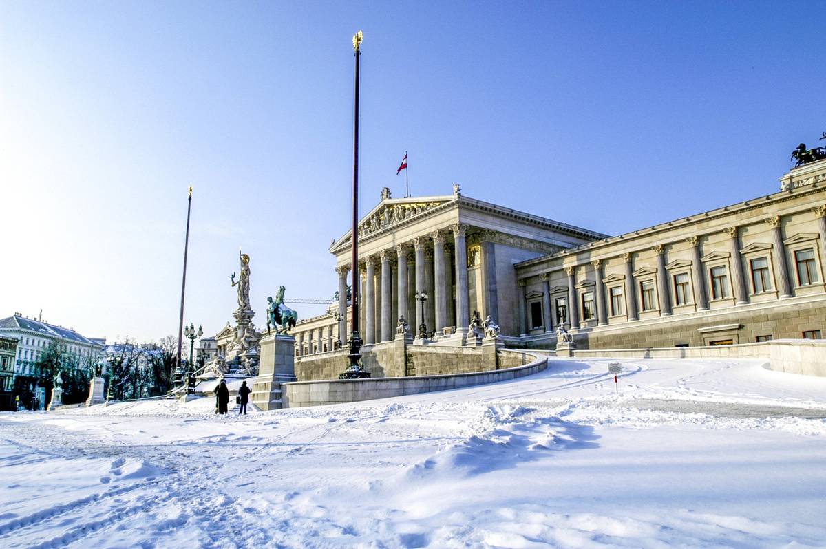 In Schnee gehülltes Wiener Parlamentsgebäude