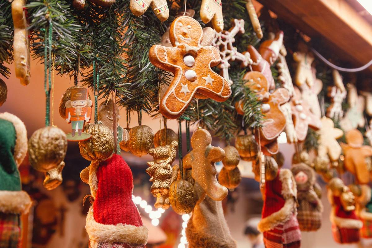 Festlich beleuchteter Weihnachtsstand im Winter mit duftenden Lebkuchen