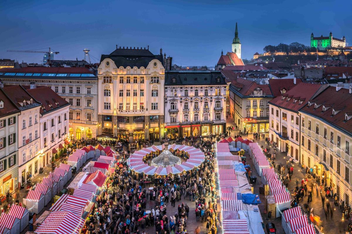 Festlich geschmückter Weihnachtsmarkt in der Altstadt von Bratislava
