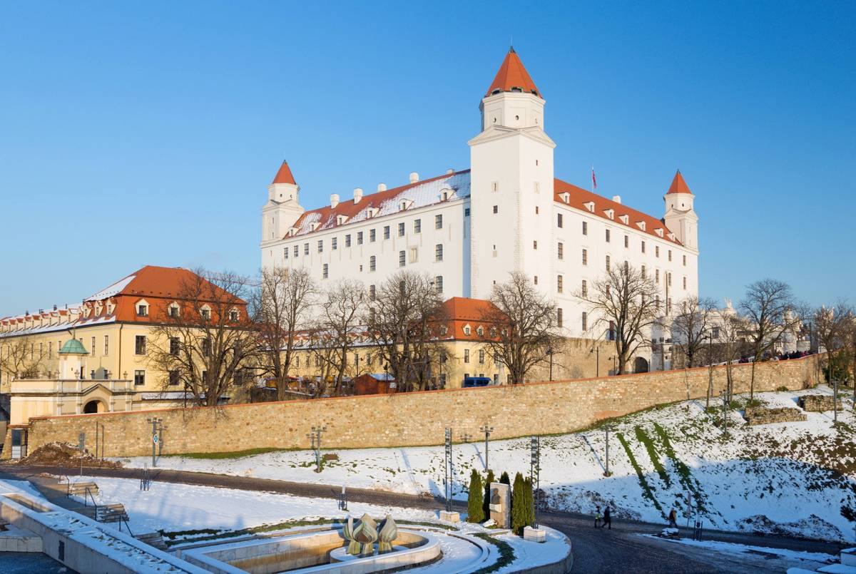 Panoramablick auf das Schloss in Bratislava im Winter bei klarem Himmel