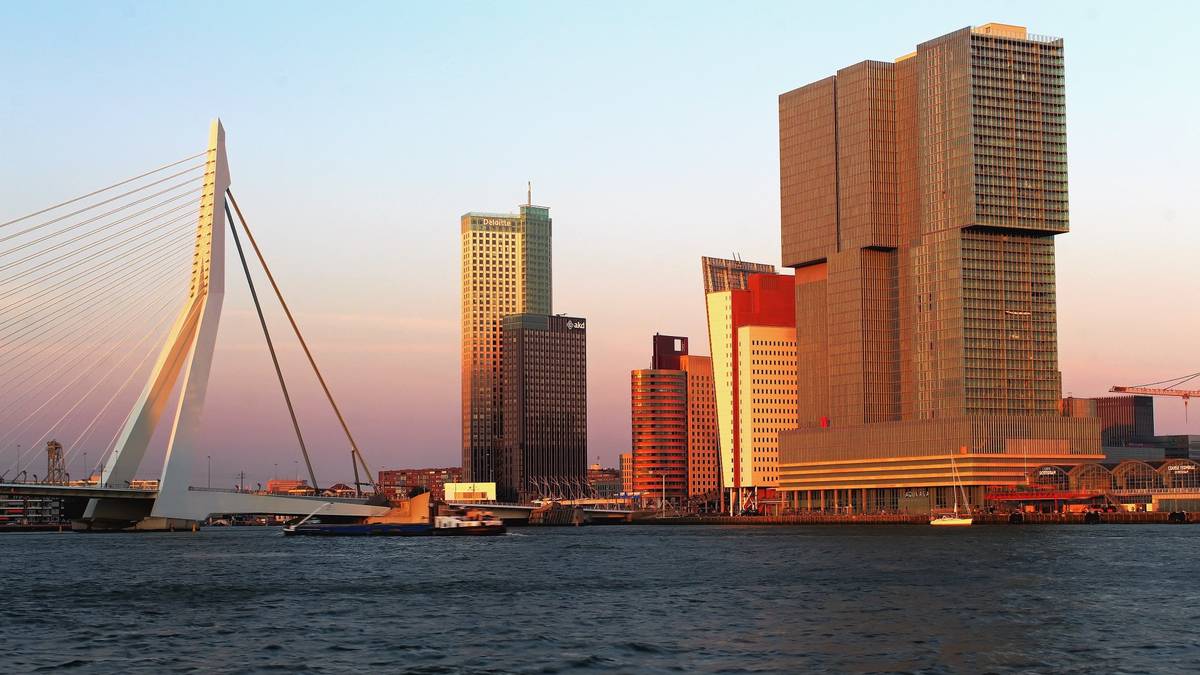 Ausblick auf Brücke und die Stadt Rotterdam in den Niederlanden bei Sonnenuntergang