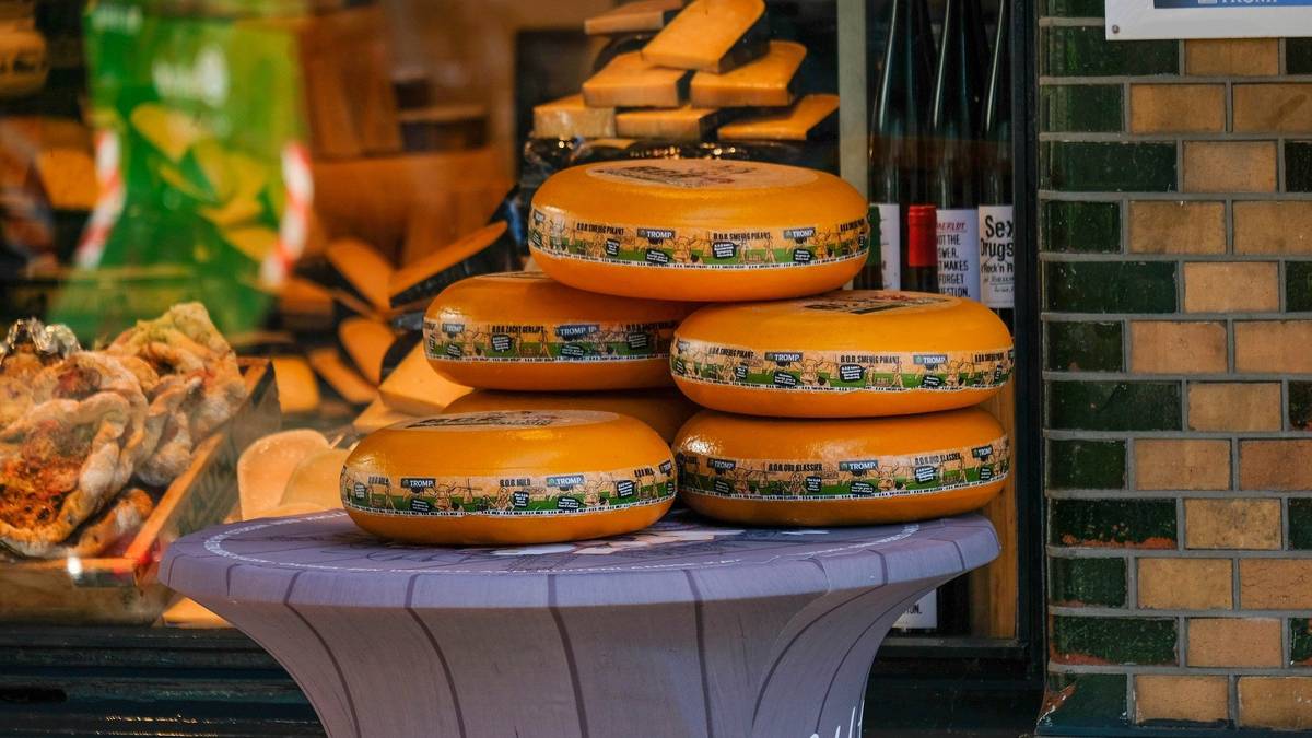 Gestapelte Käseräder auf einem Holztisch in den Niederlanden
