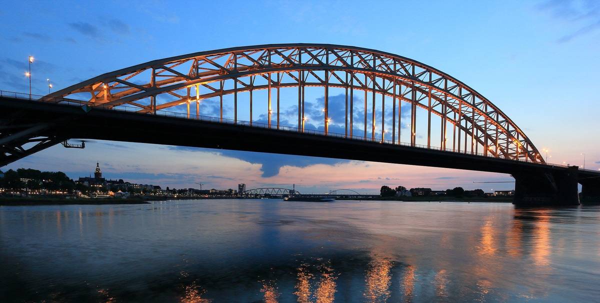 Blick auf eine Brücke in Nijmegen in den Niederlanden