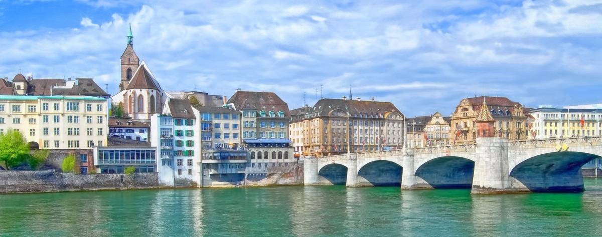 Ausblick auf Basel mit Brücke und Häusern